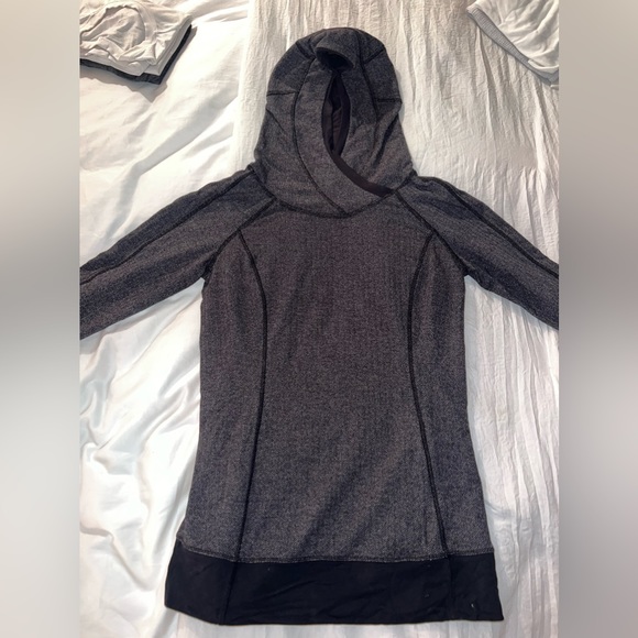 LuluLemonWork Out Long-sleeve - size 4, lightly worn! - Picture 1 of 4